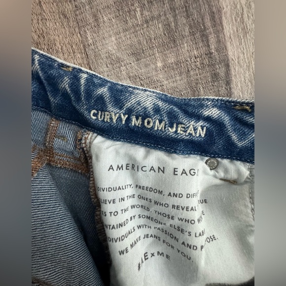 American Eagle Straight Curvy High Rise Mom Jeans - Picture 6 of 7